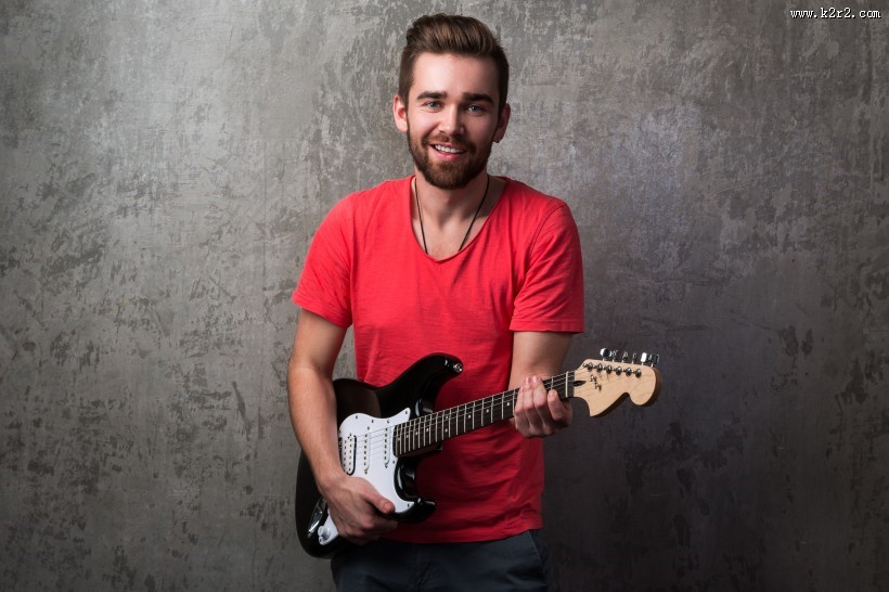 男孩和乐器吉他图片