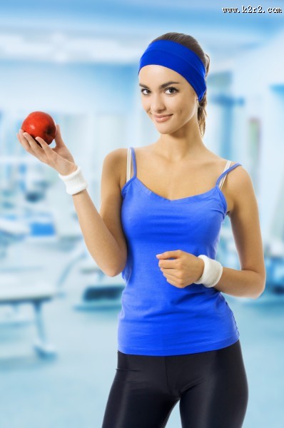 在健身房运动的微笑美女图片