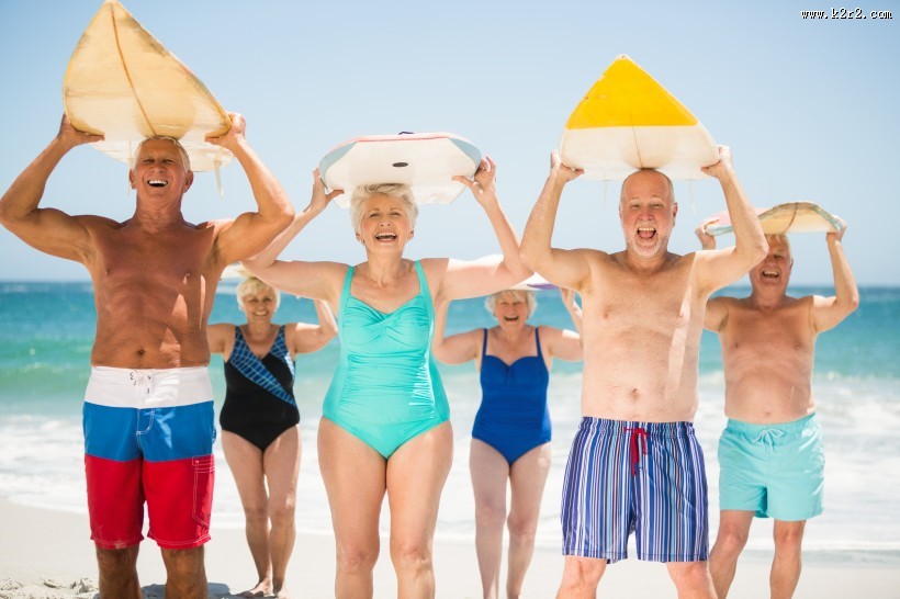 老年人海边运动聚会度假图片