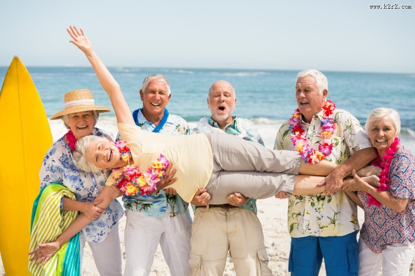 老年人海边运动聚会度假图片