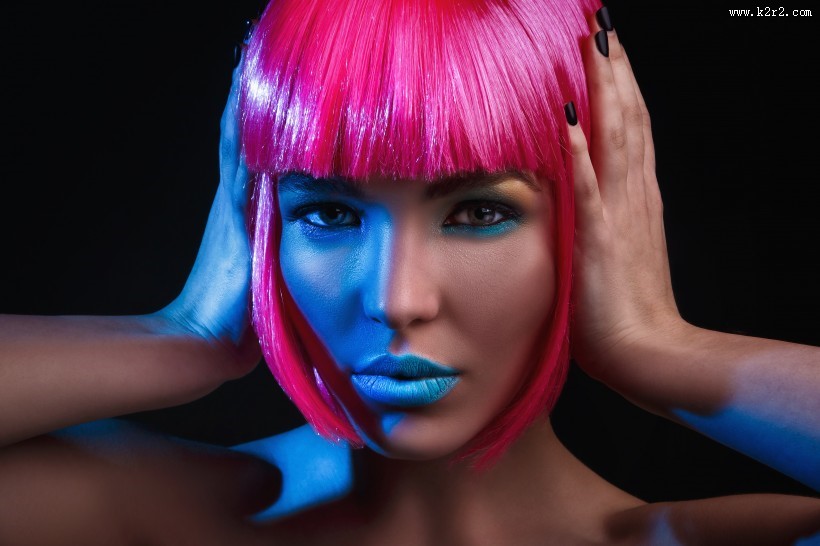 红头发彩妆美女图片