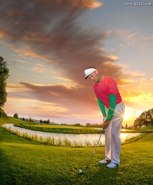 草地打高尔夫的男人图片大全