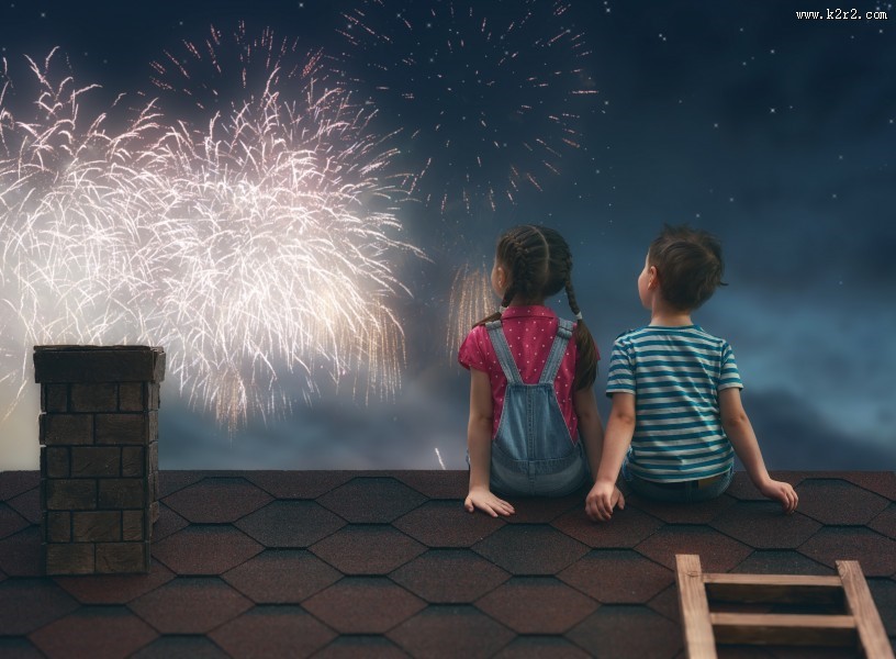 可爱儿童在屋顶的幻想图片