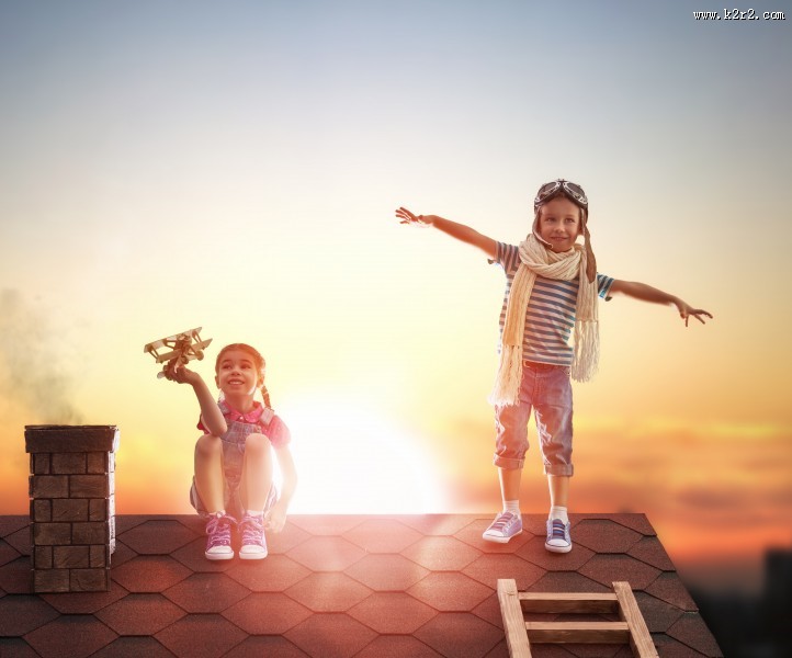 可爱儿童在屋顶的幻想图片