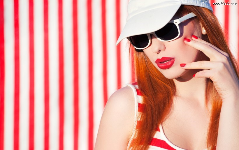 带墨镜的时尚女孩图片