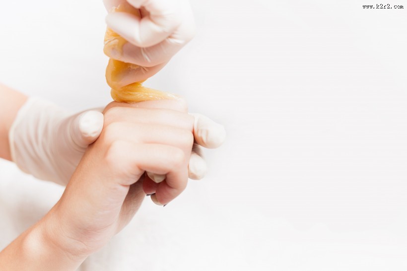 美女做蜜蜡脱毛SPA护理的图片