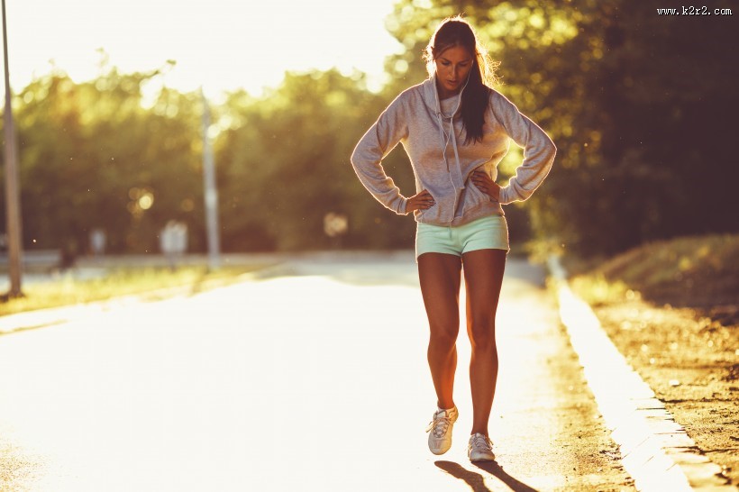 进行跑步运动的美女图片