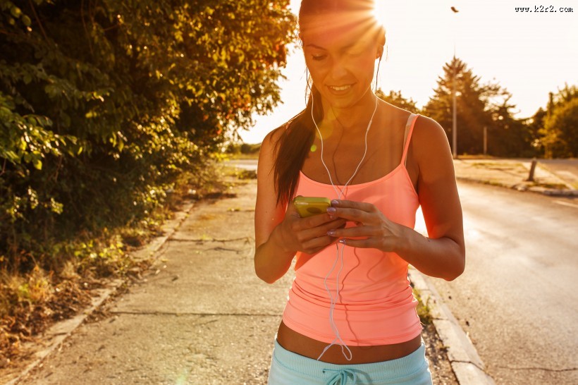 进行跑步运动的美女图片
