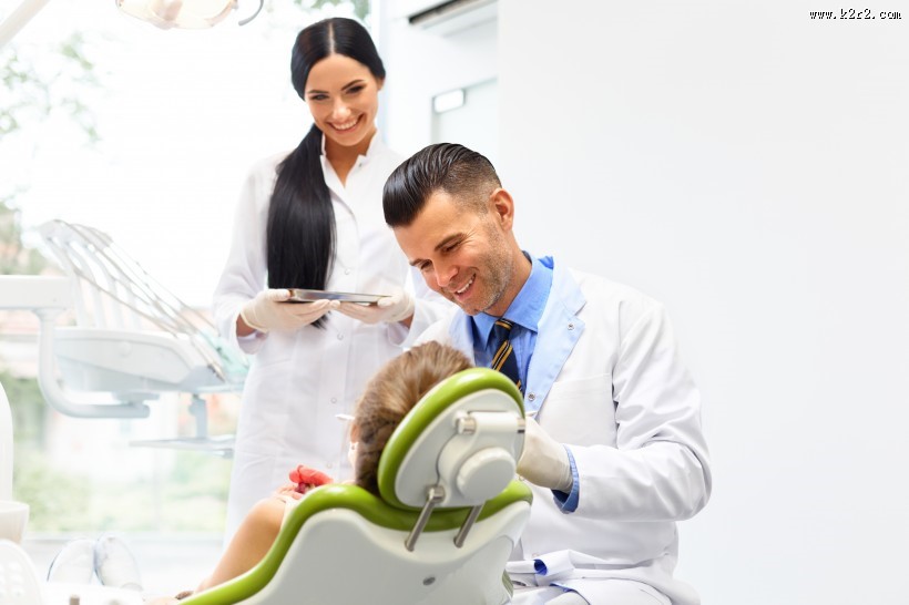 牙科医生与病人图片