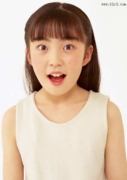 留着长头发的气质小女孩图片