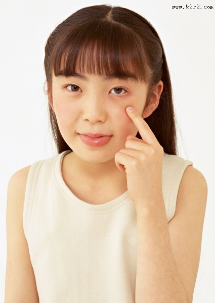 留着长头发的气质小女孩图片