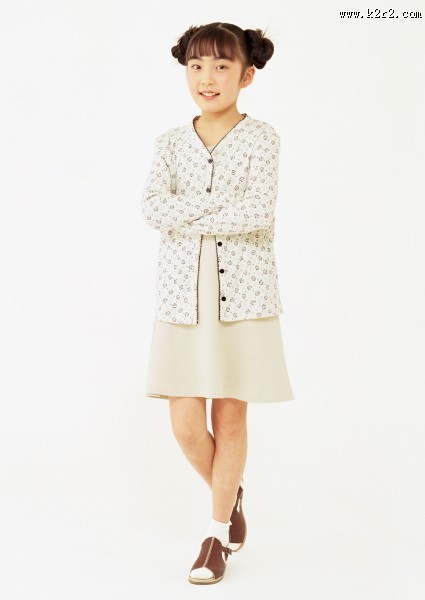 留着长头发的气质小女孩图片