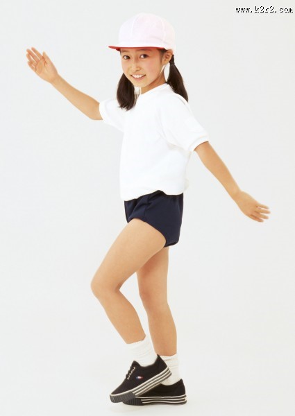 留着长头发的气质小女孩图片