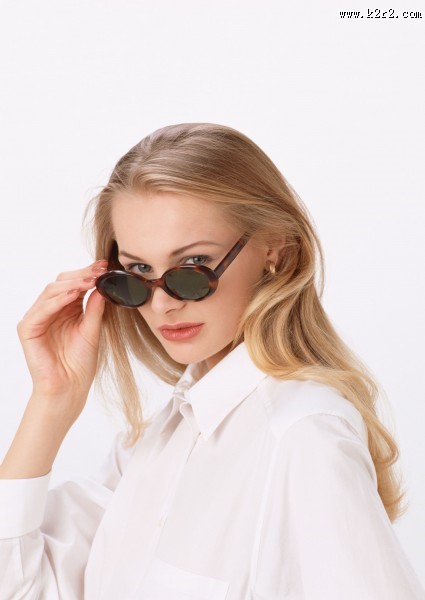 金发碧眼美女的表情和姿势图片