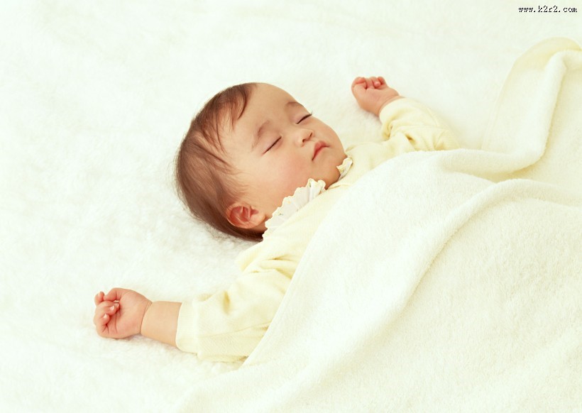 正在甜蜜睡觉的宝宝图片