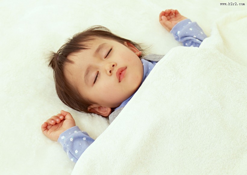 正在甜蜜睡觉的宝宝图片