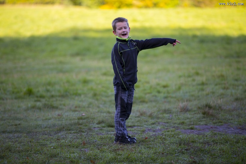 在草地上的孤独的小男孩图片