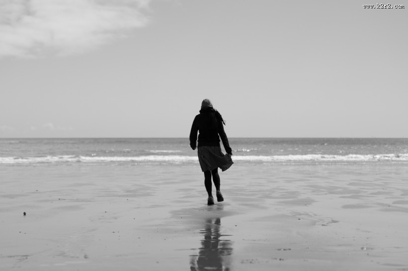 在沙滩上散步的人图片