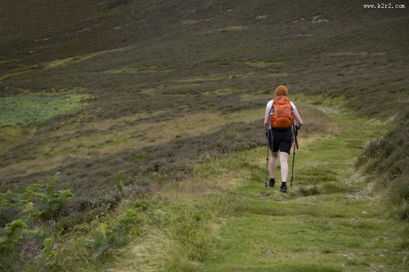 一个旅游的女人图片
