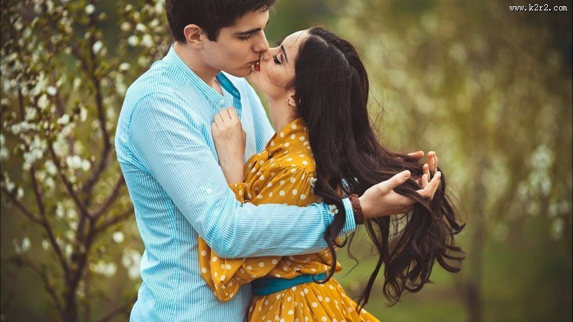 情侣浪漫亲吻图片
