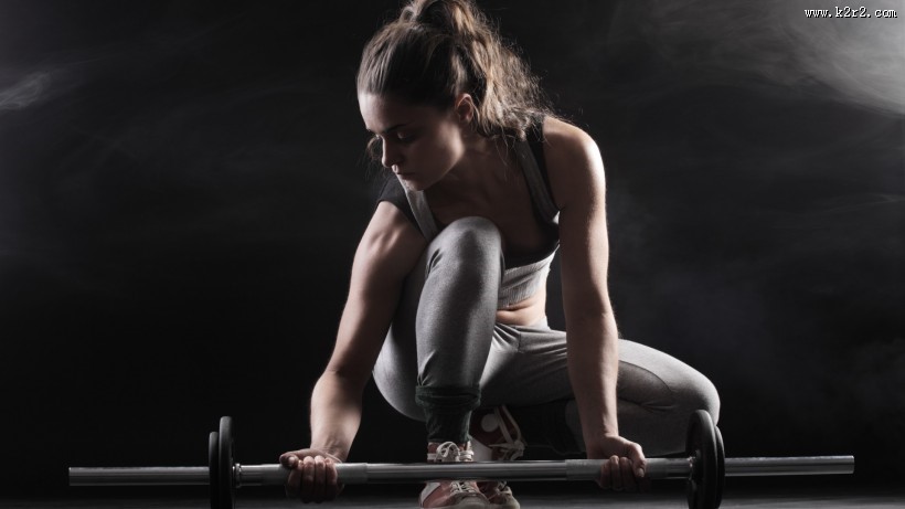健身房健身的美女图片