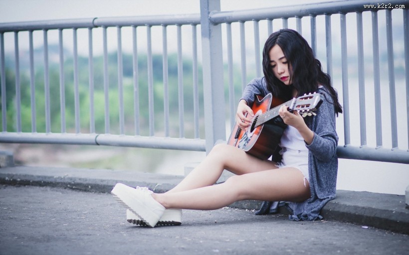 弹吉他的美女图片