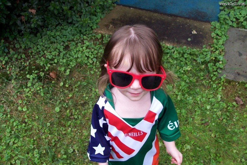 戴眼镜的人图片