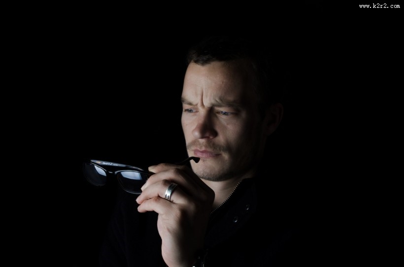 戴眼镜的人图片