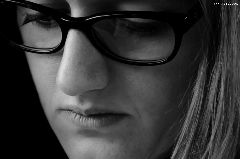 戴眼镜的人图片