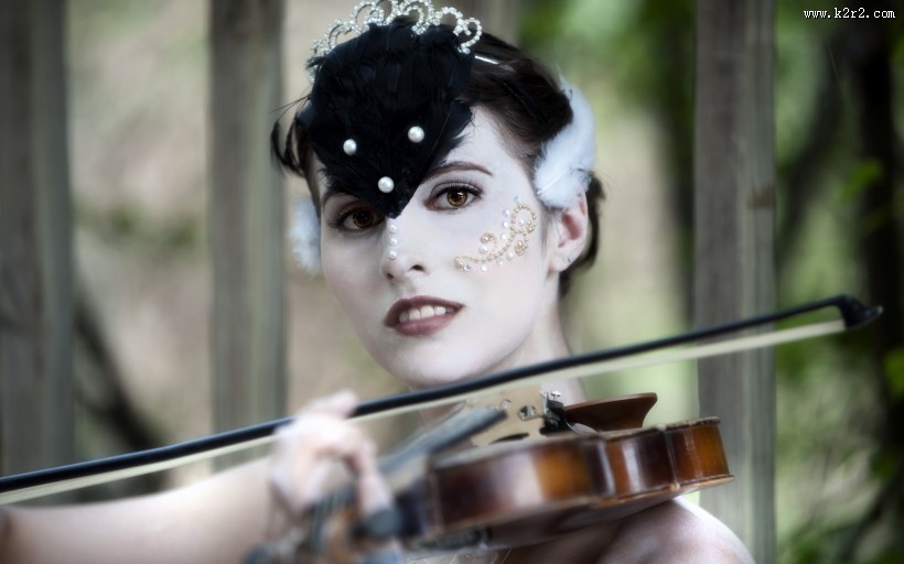 拉小提琴的女孩图片大全