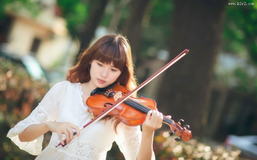 拉小提琴的女孩图片大全