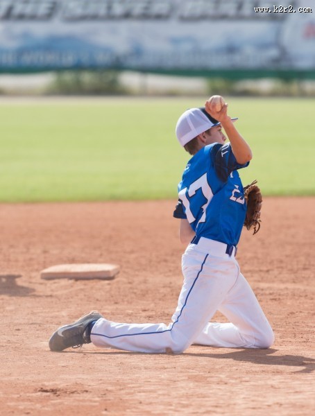 正在打棒球的孩子图片