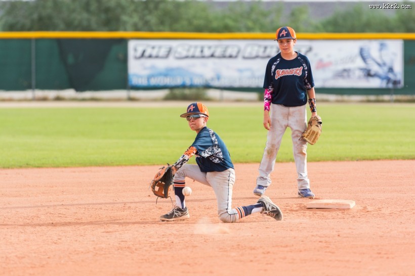 正在打棒球的孩子图片