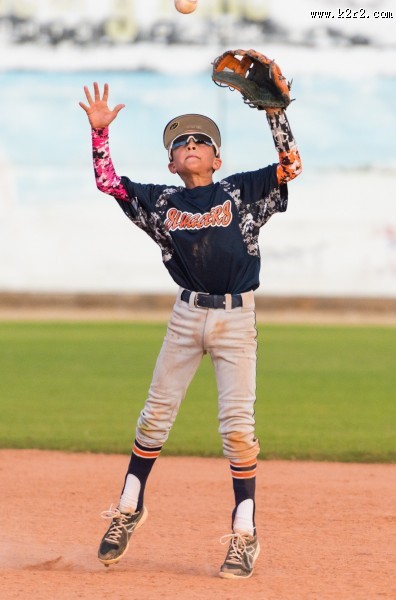 正在打棒球的孩子图片