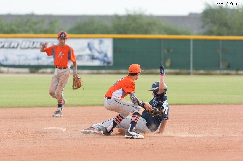 正在打棒球的孩子图片