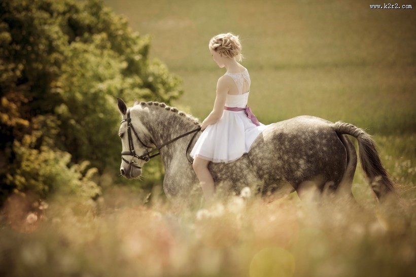 骑马的美女图片