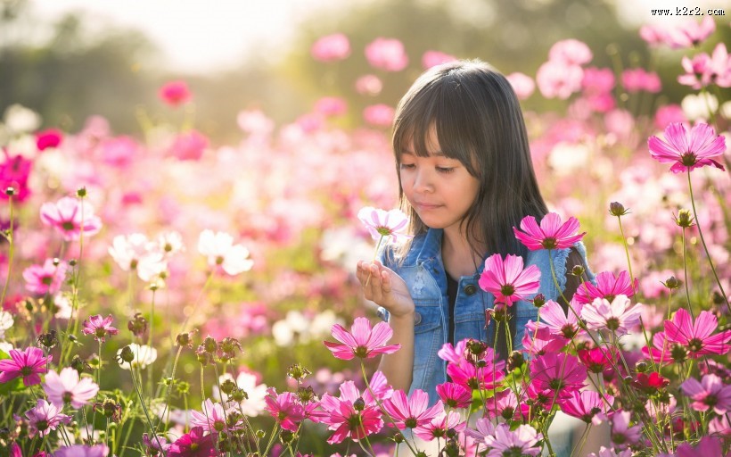 花丛中的小女孩儿图片