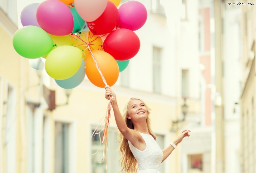 拿着气球的美女图片