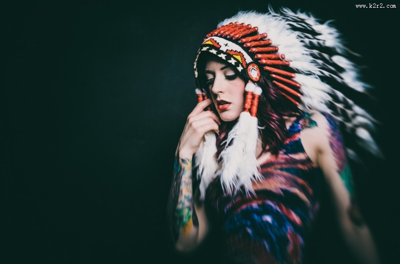 戴羽毛帽子的美女图片