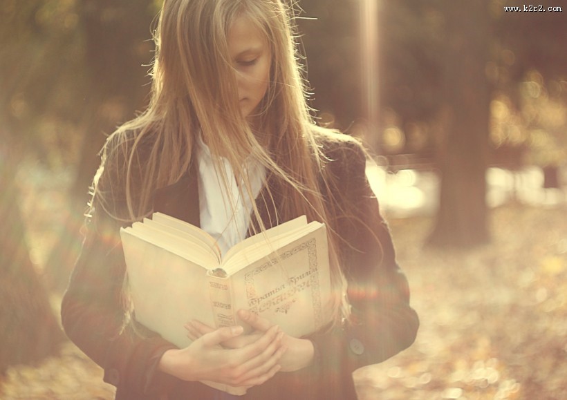 读书的少女图片