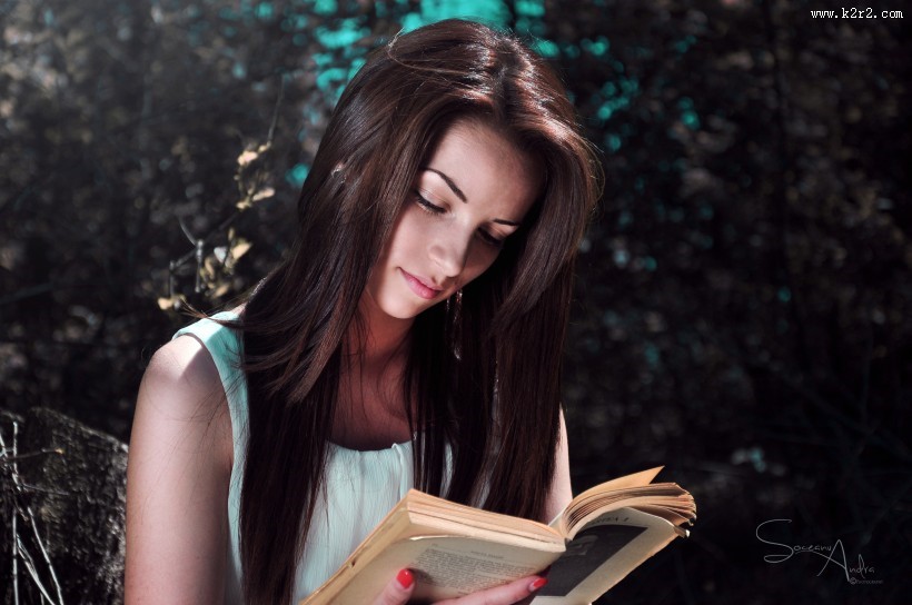 读书的少女图片