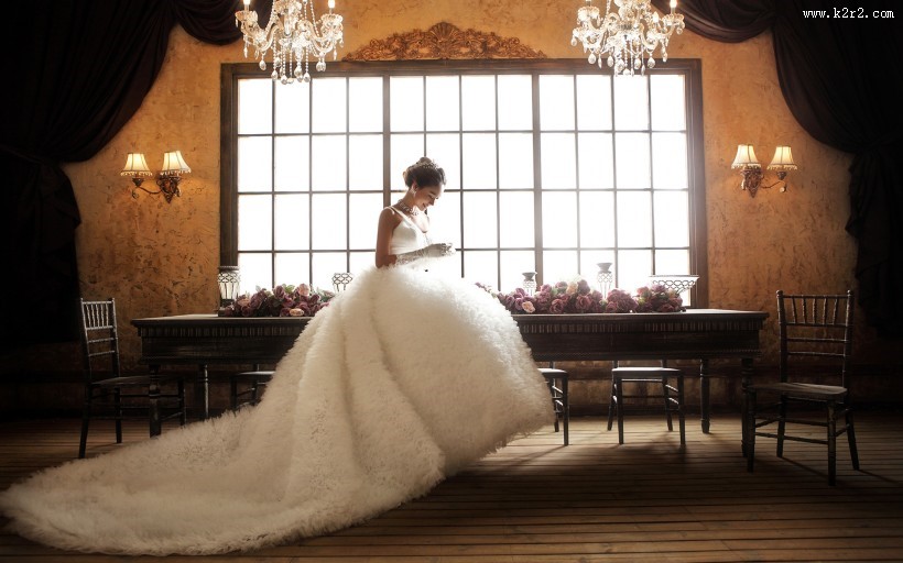 穿着婚纱的美女图片