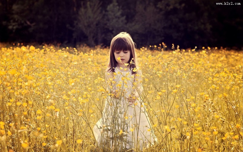 美丽的拿花小女孩图片