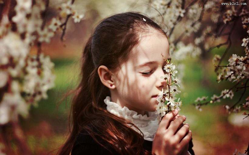 美丽的拿花小女孩图片