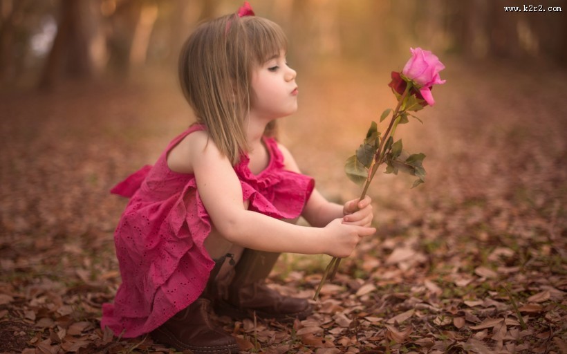 美丽的拿花小女孩图片