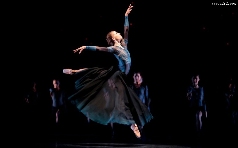 人物激动地跳跃图片