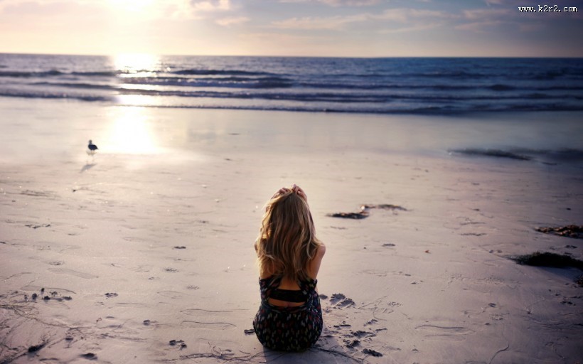 美丽的海边姑娘图片