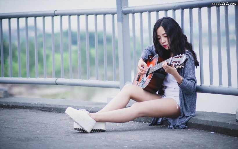 弹吉他的少女图片