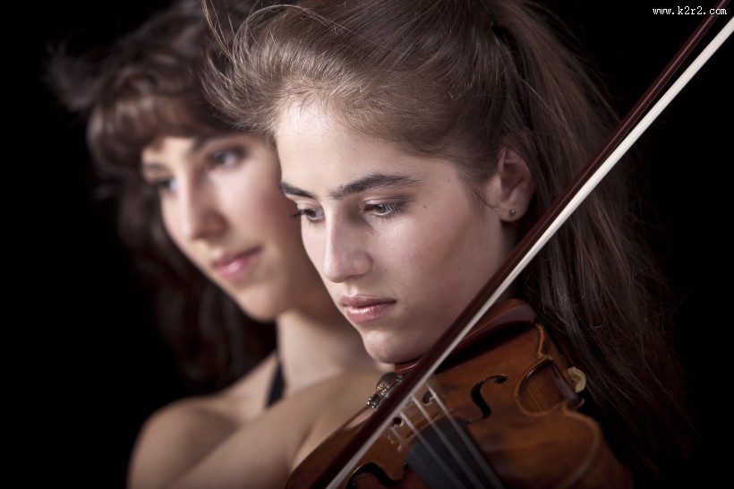 拉提琴的少女图片