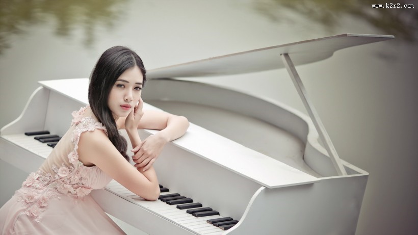 弹钢琴的少女图片